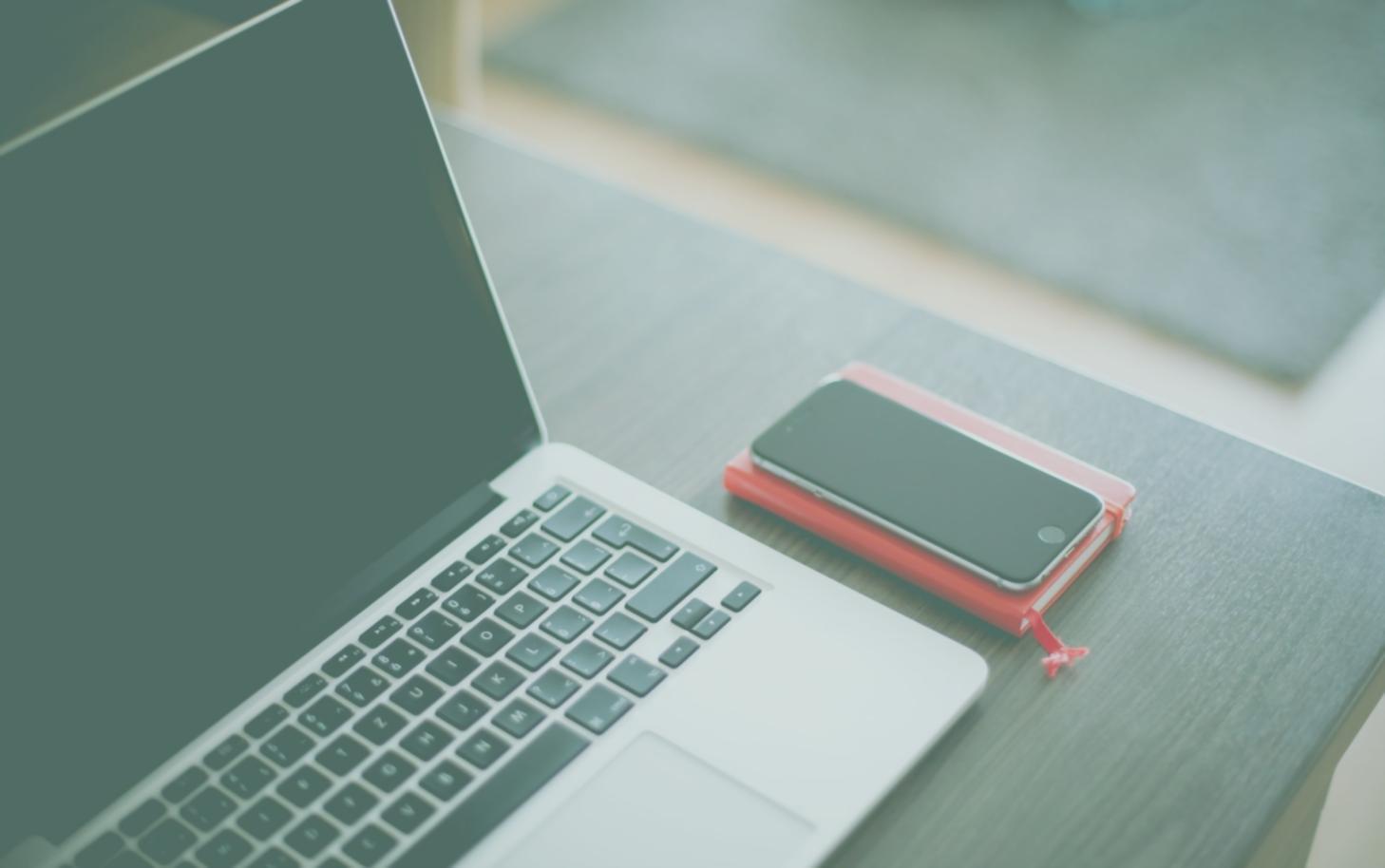 Команда специалистов за работой над системами баз данных