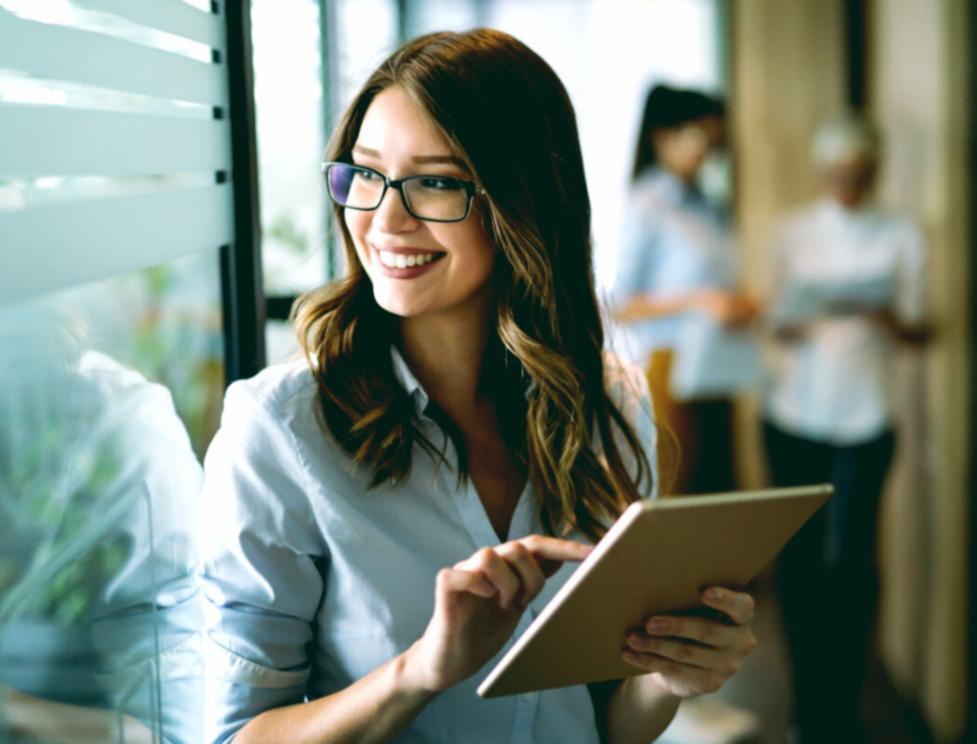 Специалисты работают с серверной инфраструктурой баз данных